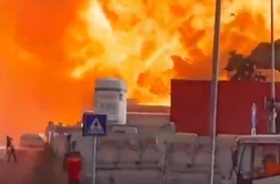 Močna eksplozija in ogromen požar na bencinski črpalki #video