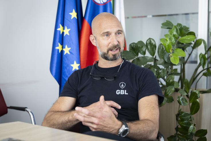"Kolikor sem hodil po svetu, lahko rečem, da so gasilci povsod enaki, zbijajo enake šale, imajo enake navade, in to je zanimivo," pripoveduje vodja oddelka Luka Pance. | Foto: Bojan Puhek