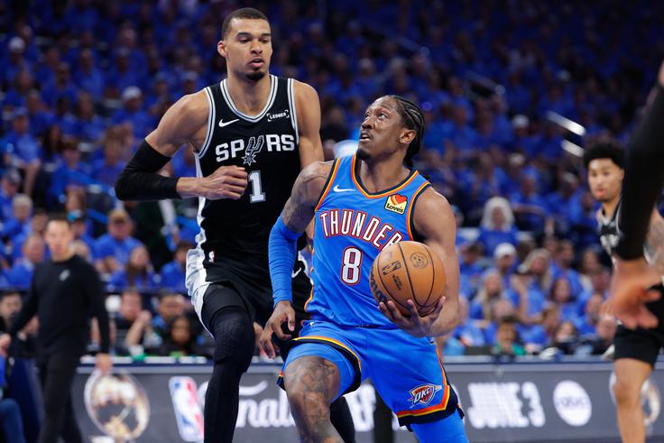 Jalen Williams, ki je zaradi poškodbe stegenske mišice izpustil serijo proti Lakersom, se je vrnil na parket in bil s 26 točkami drugi strelec OKC. Več točk je za gostitelje dosegel le Alex Caruso, ki je zadel kar osem trojk. | Foto: Reuters