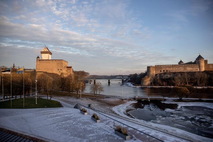 Narva je estonsko mesto z večinskim ruskim prebivalstvem, ki leži ob istoimenski reki. Ta ločuje Estonijo in Rusijo. Fotografija: na levi je Narva, ne desni rusko mesto Ivangorod. | Foto: Guliverimage/Vladimir Fedorenko