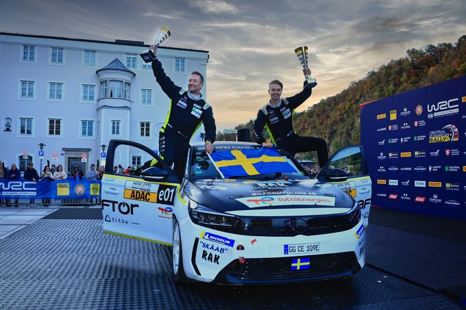 Calle Carlberg je z očetom Torbjörnom letošnji prvak Oplovega pokalnega tekmovanja z električnimi corsami.  | Foto: Opel