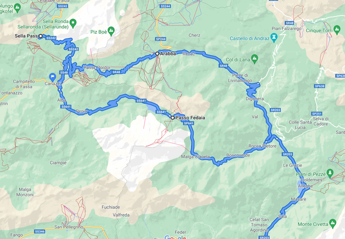 Tak krožni izlet pelje prek treh prelazov v Dolomitih, vsi ležijo na nadmorski višini nad dva tisoč metri. | Foto: Google maps