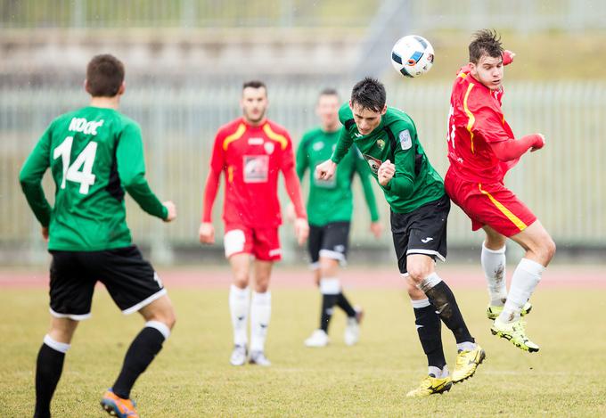 Nogometaši Rudarja in Krškega so v prejšnji sezoni poskrbeli za nenavadno prigodo, ko sta obe ekipi zaigrali v opremi velenjskega kluba.  | Foto: Vid Ponikvar