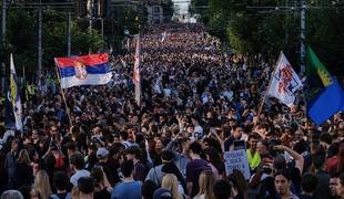 V Srbiji zaradi napada na nasprotnika zasedb fakultet pridržali 18 ljudi
