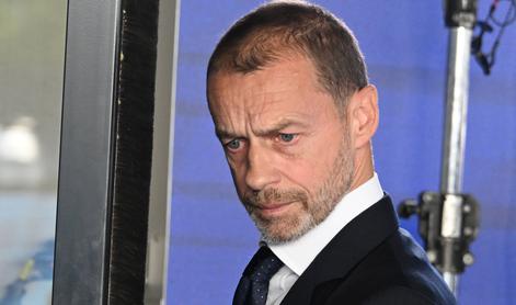 V živo: Koga bo okronal Aleksander Čeferin? Inter nastopa z žalnimi trakovi.