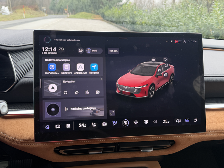 Sredinski zaslon skriva vse funkcije in zahteva kar nekaj privajanja. Ikone pa je mogoče prilagoditi lastnim željam. | Foto: Gregor Pavšič