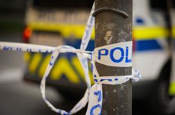 Policisti streljali na 22-letnika, ki jih je napadel z ostrim predmetom