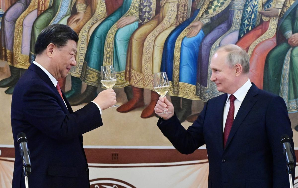 Putin in XI | Ruski in kitajski predsednik sta med vrhom Rusija-Kitajska, ki je bil med 20. in 21. marcem v Moskvi, napovedala poglobitev sodelovanja med državama, a naj bi kitajski predsednik Xi Putinu, tako so v zadnjih dneh poročali nekateri zahodni politični analitiki, med drugim zabičal, da v Ukrajini ne sme uporabiti jedrskega orožja.  | Foto Reuters