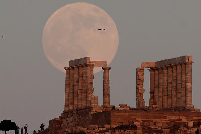 Polna luna nad Pozejdonovim templjem v vzhodnem delu Aten, julij 2017. | Foto: Reuters