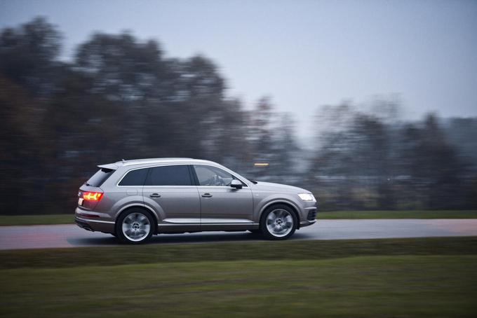 Audi Q7 je sodobni športni terenec, ki razmeroma zadržan zunanji videz nadomesti s stilsko dovršeno kabino, kjer se odlična ergonomija razume z minimalizmom in kjer niso pozabili niti na odlagališča. | Foto: 