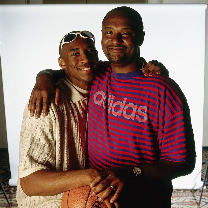 Kobe Bryant se je rodil s košarko v genih. Tudi njegov oče Joe je bil poklicni košarkar. Sinu je nenavadno ime Kobe nadel po restavraciji v Filadelfiji. | Foto: Getty Images