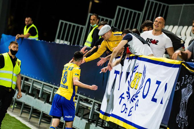 Navijači Kopra lahko občudujejo nogometne ljubljence na prvem mestu razpredelnice. | Foto: Grega Valančič/Sportida