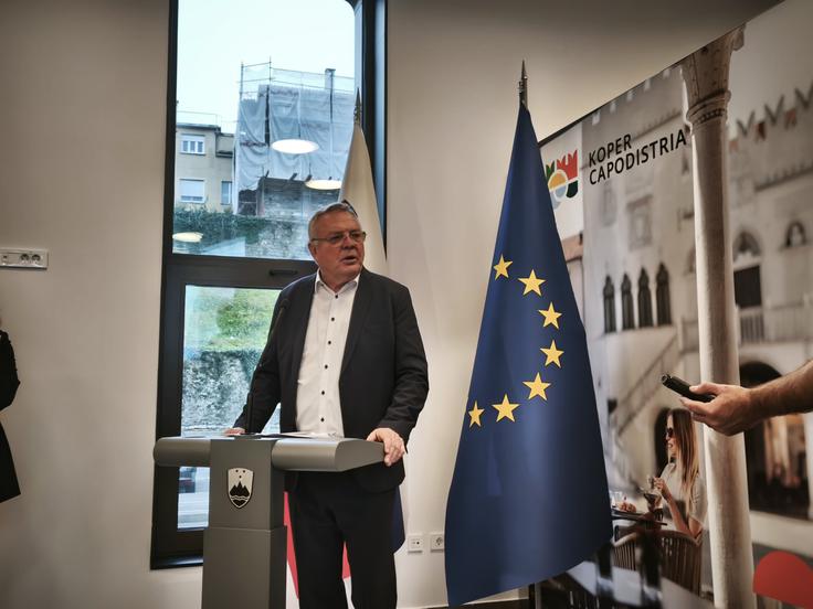 Jože Novak je opozoril, da sta morje in obala preobremenjena zaradi rabe in dejavnosti na tem prostoru. | Foto: STA