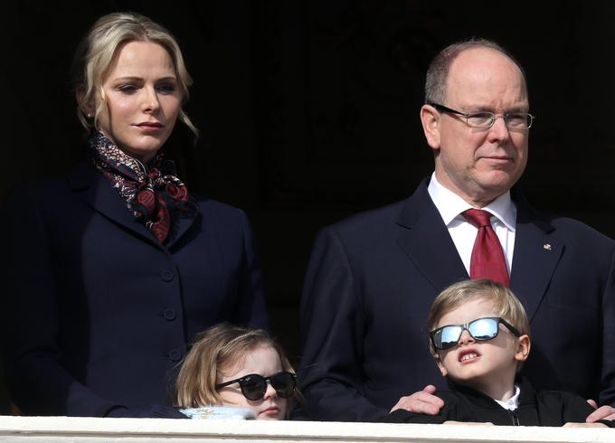 Princ Albert in princesa Charlene sta v zvezi od leta 2000, poročila sta se leta 2011, tri leta pozneje sta se jima rodila dvojčka Gabriella in Jacques. | Foto: Reuters