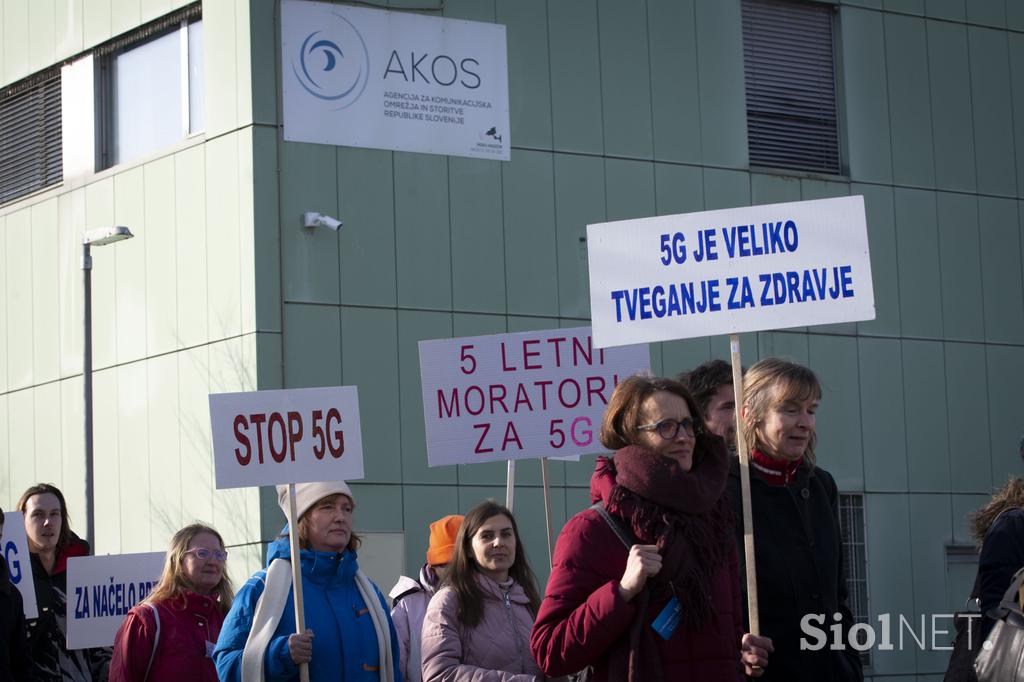 Shod proti uvajanju tehnologije 5G v Sloveniji - preds stavbo AKOSa.