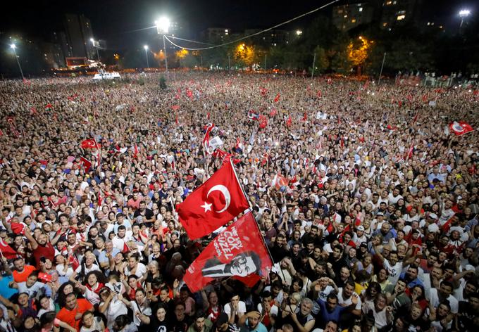 Privrženci turške opozicije so v nedeljo pozno v noč proslavljali zmago opozicijskega kandidata za župana Imamogluja. | Foto: Reuters
