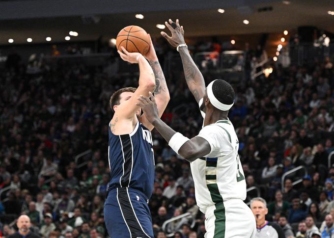 Luka Dončić potrebuje pomoč, sam ne more na vsaki tekmi Dallasu priboriti zmage. | Foto: Reuters