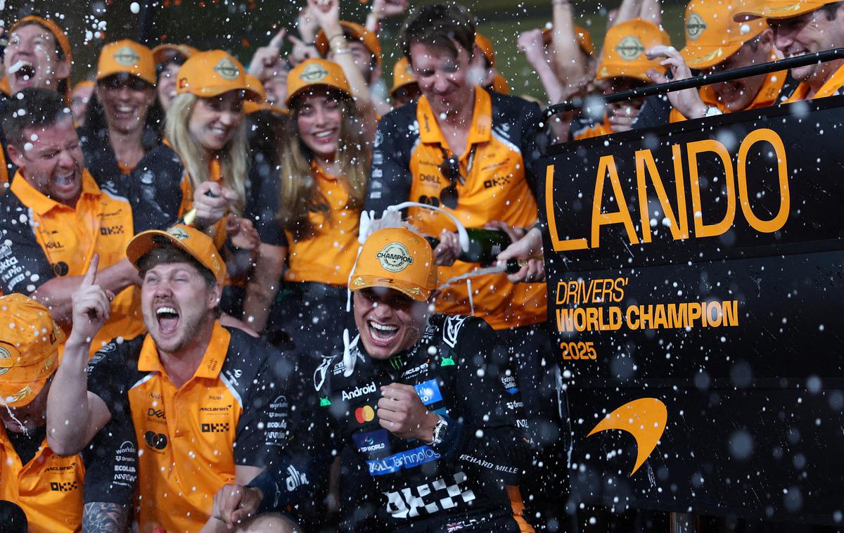 Abu Dabi Lando Norris svetovni prvak | Lando Norris in člani McLarnove ekipe so v Abu Dabiju rajali še dolgo v noč in ponedeljkovo jutro. | Foto Reuters