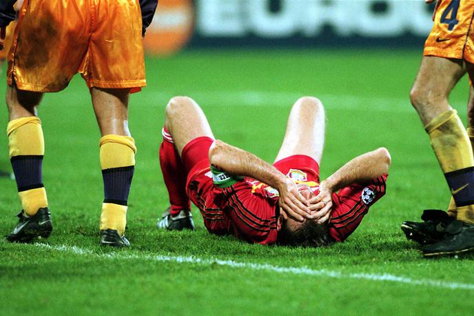 Bayer Leverkusen Maribor 1999 | Razočaranje kapetana Bayerja Jensa Nowotnyja po remiju (0:0) z Mariborom, ki je Bayerju zaprl vrata napredovanja v drugi krog lige prvakov. | Foto Guliverimage