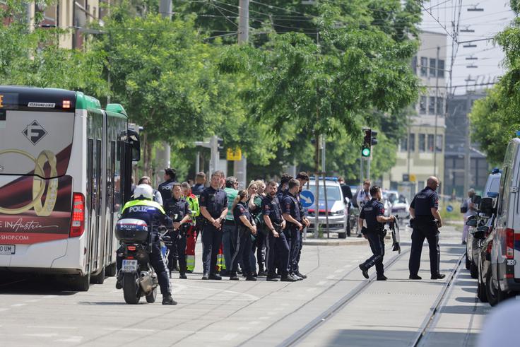 Strelski napad v Gradcu se bo v zgodovino zapisal kot najhujši tovrsten napad v Avstriji, kjer se je danes začelo tridnevno žalovanje. | Foto: Reuters