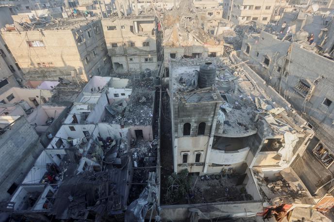 Khan Yunis, Palestina, Gaza | Vojna med Hamasom in Izraelom, ki je izbruhnila 7. oktobra, se po sedemdnevnem premoru nadaljuje od preteklega petka, ko je propadel dogovor o začasnem premirju. Izrael nadaljuje vojaške operacije v Gazi in silovito bombardiranje, danes pa izraelske sile poročajo o najsilovitejših spopadih od začetka oktobra. | Foto Reuters