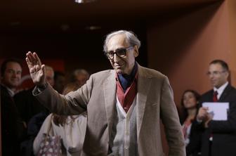 Umrl je sloviti italijanski pevec Franco Battiato