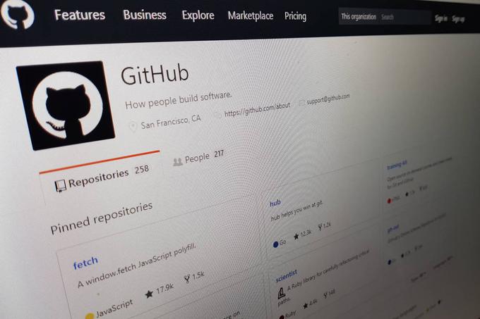 GitHub je hkrati spletna stran in skupnost, na katero lahko uporabniki nalagajo svojo programsko kodo in druge prosijo za pomoč pri njeni izboljšavi, si dajejo nasvete in nove programe razvijajo skupaj. GitHub ima več kot 20 milijonov aktivnih uporabnikov in je največja shramba programske kode na spletu. | Foto: Matic Tomšič
