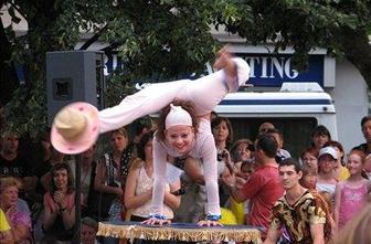 Ulični gledališki festival Ana Desetnica v znamenju cirkuških spektaklov