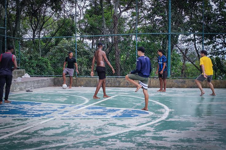 Igranje nogometa v faveli Santa Marta | Foto: K. M.