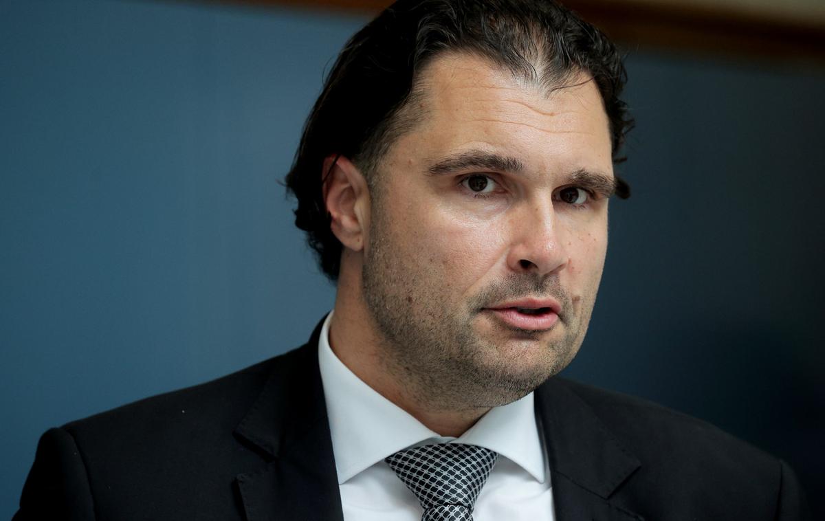Damjan Seme | Damjan Seme ves čas javno poudarja, da s podrobnostmi projekta vetrne elektrarne do razkritja nepravilnosti ni bil seznanjen. Kdo ga bo nasledil, za zdaj ni jasno. "Postopki imenovanja novega generalnega direktorja DEM so še v teku, zato več trenutno ne moremo komentirati," so sporočili iz HSE. Odločitev o tem naj bi po informacijah portala sprejeli v prihodnjih dneh. | Foto STA