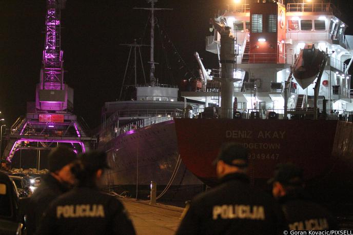 Reka, trčenje, ladja, pristanišče | Po prvih informacijah ni nihče poškodovan, škode na obeh ladjah še niso ocenili. 