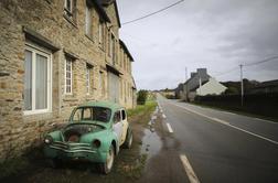 Twingo namesto luksuznega avtomobila – francoska pot v gospodarsko bedo?