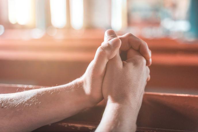molitev, cerkev, verniki, Bog, Sveto pismo | Pobudnica raziskave Patmos je Britanska in tuja svetopisemska družba (British and Foreign Bible Society) s sedežem v mestu Swindon v Angliji. Ta družba je prispevala tudi glavnino sredstev. V Sloveniji je raziskava potekala med 10. januarjem in 9. februarjem 2023, sodelovali pa sta 1.002 polnoletni osebi. | Foto Guliverimage
