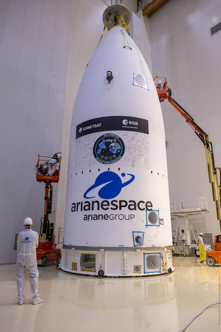 Satelit Meteosat Third Generation Imager 2 (MTG-I2) je zaprt v zaščitni okrov nosilne rakete in pripravljen na izstrelitev. | Foto: ESA