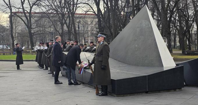 Med obiskom v Latviji je minister Sajovic položil tudi venec pred spomenikom polkovnika Oskarsa Kalpaksa, prvega poveljnika latvijske nacionalne garde in vodje Kalpaksovega bataljona, v čast latvijski zgodovini in prizadevanjem za svobodo. | Foto: Mateja Trunk Hrvatin