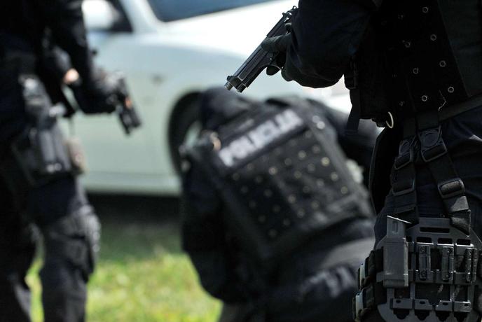 Incident sredi Maribora: uničevali so lastnino, razgnala jih je policija