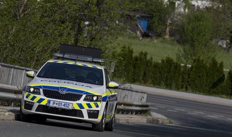 Enaindvajsetletnik bežal pred policisti in trčil v prikolico tovornjaka: trije sopotniki poškodovani, ena od njih huje