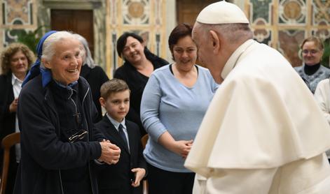 Kdo je redovnica Genevieve Jeanningros, ki je prekršila vatikanski protokol?