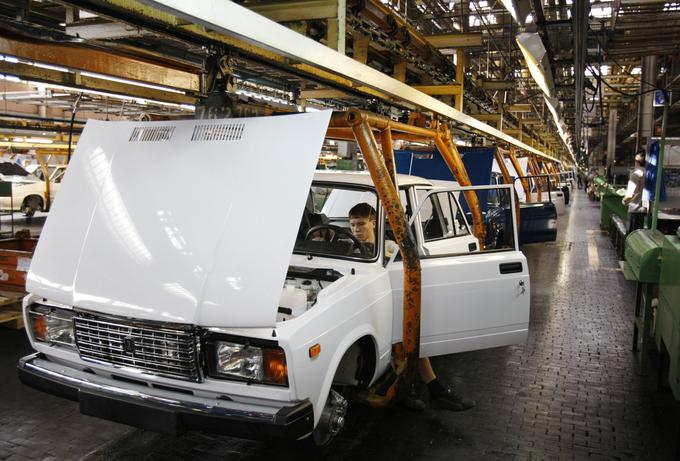 Lada je v 50 letih izdelala okoli 29 milijonov svojih vozil. Glavno tovarno imajo v Togliattiju, kjer danes že izdelujejo bolj moderne lade, kot je ta s fotografije. | Foto: Reuters