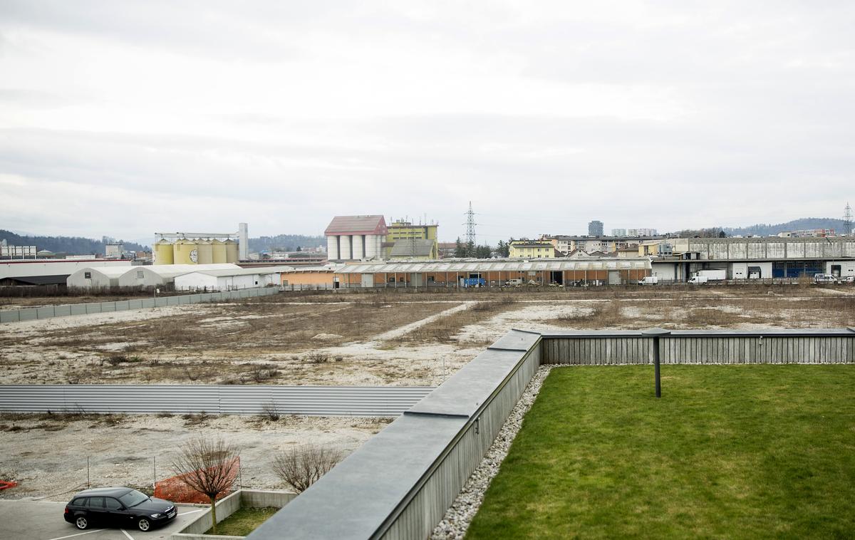 Ikea BTC City | Zemljišče v ljubljanskem BTC je pripravljeno za gradnjo prve trgovine Ikea. Kdaj se bo začela, ne ve nihče. | Foto Ana Kovač