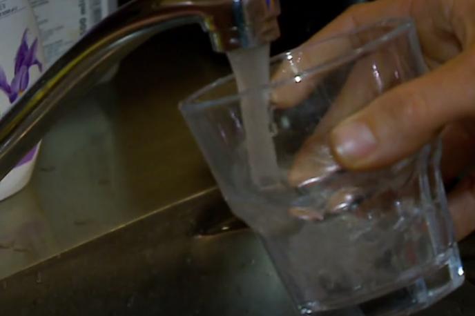 Pitna voda | Ukrep prekuhavanja vode je v gospodinjstvih, ki so del vodovodnega sistema Šempeter, še vedno nujen. | Foto Planet TV
