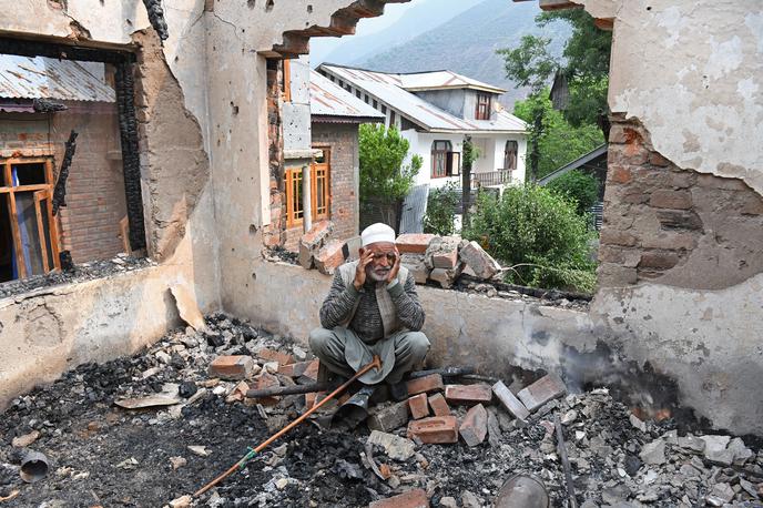 kašmir indija pakistan | Iz Indije in Pakistana poročajo o najmanj 43 smrtnih žrtvah, med katerimi naj bi prevladovali civilisti. Islamabad je sporočil, da je bilo v indijskih napadih in streljanju ob meji ubitih 31 civilistov, New Delhi pa je dodal, da je bilo v pakistanskem obstreljevanju ubitih najmanj 12 ljudi. | Foto Reuters