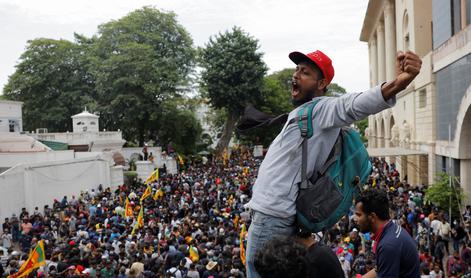 Šrilanški predsednik pobegnil pred protestniki, naslednji teden bo odstopil #video