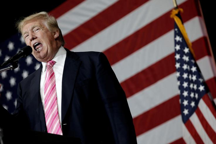 Medtem ko so se naslednji dan vsi svetovni mediji ukvarjali z odzivom Kitajske na Trumpov telefonski pogovor in njegovim tvitom, je Trump na pripetljaj že pozabil in se na Twitterju spravil na televizijskega igralca Aleca Baldwina, ki ga je, po njegovem mnenju, v komični oddaji SNL oponašal "slabo in neokusno". Klik na fotografijo za videoposnetek skeča. | Foto: Reuters