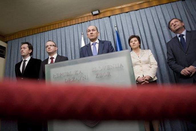 Janša v parlamentarno proceduro vložil predlog liste 12-članske ministrske ekipe