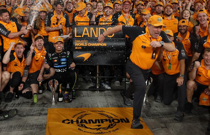 Zak Brown je takole bežal pred prho s šampanjcem. | Foto: Reuters