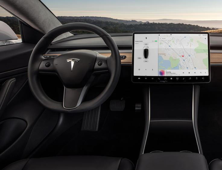 Tesla je prva pričela z množičnimi posodobitvami programske opreme na svojih modelih. Kar nekajkrat se jim je zgodilo, da je imela posodobitev negativen učinek na delovanja avta ali elemnta, ki bi ga morala posodobitev izboljšati. | Foto: Tesla