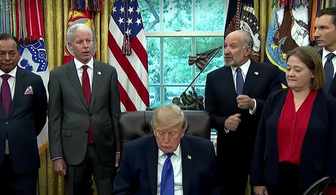 Trump govoril o zaspanem Bidnu, nato pa sam zaspal pred kamerami #video