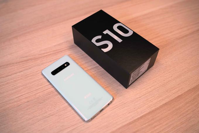 Samsung Galaxy S10 zunaj škatle. | Foto: Peter Susič