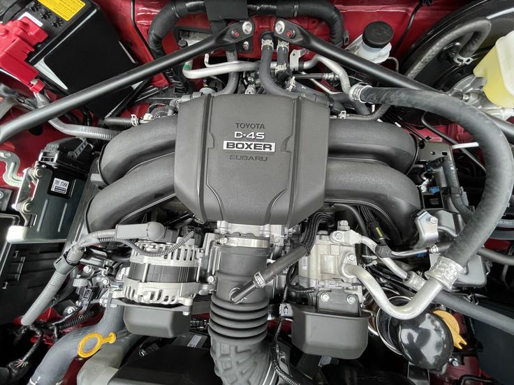 Pogonski štirivaljni bokser motor je skupni produkt Toyote in Subaruja. | Foto: Gregor Pavšič